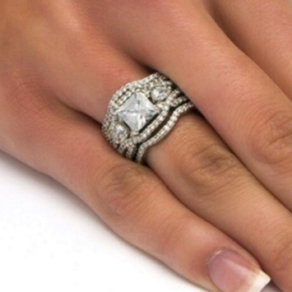 🆑🆑Swarovski Elements 3 Piece Engagement Ring🆑🆑